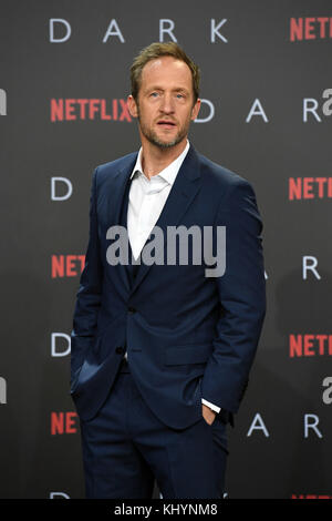 Berlin, Deutschland. November 2017. Stephan Kampwirth kommt zur Europa-Premiere der Netflix-Serie „Dark“ am 20. November 2017 in Berlin. Kredit: Maurizio Gambarini/dpa/Alamy Live News Stockfoto