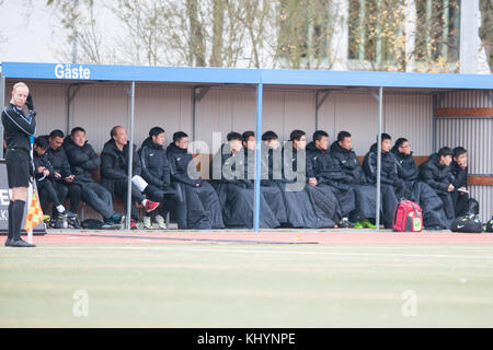 Mainz, Deutschland. November 2017. Reservebank der chinesischen Mannschaft, Ersatz, Reservespieler, Kader, Trainerbank, Bank, Fussball Regionalliga Südwest, Freundschaftsspiel, TSV Schott Mainz (Schott) - China U20 (CHN) 3:0, am 18.11.2017 in Mainz. |Nutzung weltweit Guthaben: dpa/Alamy Live News Stockfoto