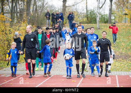 Mainz, Deutschland. November 2017. Die Mannschaften auf dem Weg zum Spielfeld, Einzug, Einmarsch, Fussball Regionalliga Suedwest, Freundschaftsspiel, TSV Schott Mainz (Schott) - China U20 (CHN) 3:0, am 18.11.2017 in Mainz/Deutschland. |Nutzung weltweit Guthaben: dpa/Alamy Live News Stockfoto