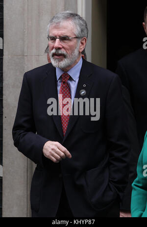 London, Großbritannien. November 2017. Gerry Adams Präsident von Sinn Fein gesehen Verlassen 10 Downing Street in London Quelle: RM Press/Alamy Live News Stockfoto