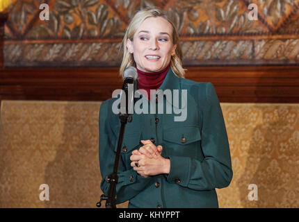 Hamburg, Deutschland. November 2017. Die Hollywoodschauspielerin Diane Kruger spricht am 21. November 2017 im Hamburger Rathaus. Zuvor unterschrieben Kruger und der Regisseur Akin das Goldene Besucherbuch der Stadt Hamburg. Quelle: Georg Wendt/dpa/Alamy Live News Stockfoto