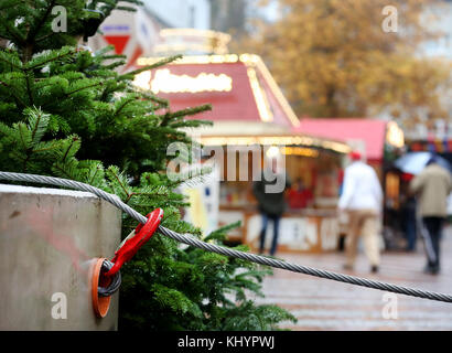 Essen, Deutschland. November 2017. Die Zufahrtsstraßen zum Weihnachtsmarkt sind am 21. November 2017 in Essen mit Betonbarrieren und einem Stahlseil gesichert. Der Weihnachtsmarkt wurde bereits am vergangenen Wochenende als einer der frühesten in Deutschland eröffnet. Vermerk: Roland Weihrauch/dpa/Alamy Live News Stockfoto