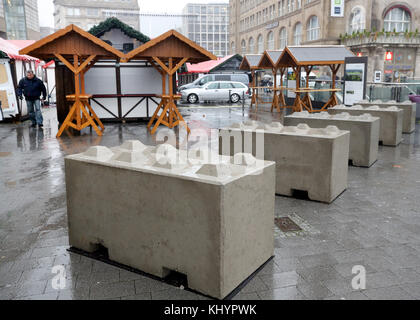 Essen, Deutschland. November 2017. Die Zufahrtsstraßen zum Weihnachtsmarkt sind am 21. November 2017 in Essen mit Betonbarrieren gesichert. Der Weihnachtsmarkt wird am 23. November 2017 eröffnet. Vermerk: Roland Weihrauch/dpa/Alamy Live News Stockfoto