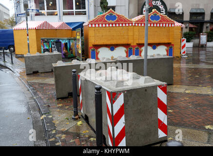 Essen, Deutschland. November 2017. Die Zufahrtsstraßen zum Weihnachtsmarkt sind am 21. November 2017 in Essen mit Betonbarrieren gesichert. Der Weihnachtsmarkt wird am 23. November 2017 eröffnet. Vermerk: Roland Weihrauch/dpa/Alamy Live News Stockfoto