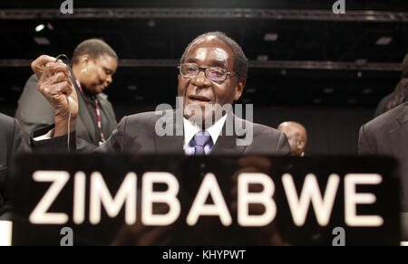 Kopenhagen, Dänemark. 15. Dez 2009. Der Präsident von Simbabwe, Robert Mugabe, nimmt an der feierlichen Eröffnung der Ministerkonferenz auf der Weltklimakonferenz der Vereinten Nationen in Kopenhagen, Dänemark, am 15. Dezember 2009 Teil. Die Konferenz ist in ihre entscheidende Phase eingetreten. Quelle: KAY NIETFELD | Nutzung weltweit/dpa/Alamy Live News Stockfoto