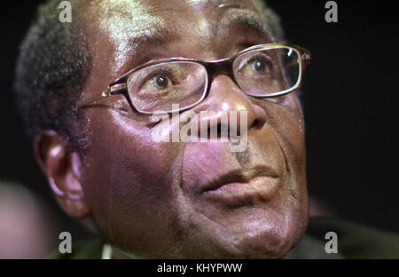 Kopenhagen, Dänemark. 15. Dez 2009. Der Präsident von Simbabwe, Robert Mugabe, nimmt an der feierlichen Eröffnung der Ministerkonferenz auf der Weltklimakonferenz der Vereinten Nationen in Kopenhagen, Dänemark, am 15. Dezember 2009 Teil. Die Konferenz ist in ihre entscheidende Phase eingetreten. Quelle: KAY NIETFELD | Nutzung weltweit/dpa/Alamy Live News Stockfoto