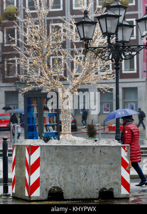 Essen, Deutschland. November 2017. Die Zufahrtsstraßen zum Weihnachtsmarkt sind am 21. November 2017 in Essen mit Betonbarrieren gesichert. Der Weihnachtsmarkt wird am 23. November 2017 eröffnet. Vermerk: Roland Weihrauch/dpa/Alamy Live News Stockfoto