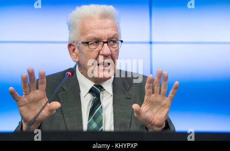 Stuttgart, Deutschland. November 2017. Winfried Kretschmann (Allianz 90/die Grünen), Ministerpräsident von Baden-Württemberg, spricht auf einer Pressekonferenz zum "Jamaika"-Explorationsversagen in Stuttgart am 21. November 2017. Quelle: Sebastian Gollnow/dpa/Alamy Live News Stockfoto