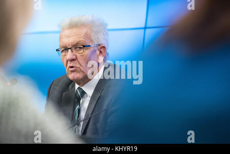 Stuttgart, Deutschland. November 2017. Winfried Kretschmann (Allianz 90/die Grünen), Ministerpräsident von Baden-Württemberg, spricht auf einer Pressekonferenz zum "Jamaika"-Explorationsversagen in Stuttgart am 21. November 2017. Quelle: Sebastian Gollnow/dpa/Alamy Live News Stockfoto