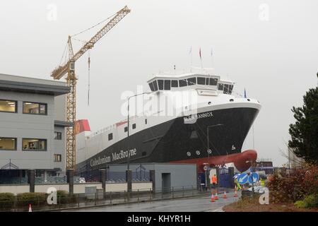 Port Glasgow, Schottland, Großbritannien. Nov. 2017. Hafenarbeiter und Schiffsbauer bei Ferguson Marine in Port Glasgow beobachten als Erste Ministerin, Nicola Sturgeon startet die Autofähre Glen Sannox auf dem Fluss Clyde. Stockfoto