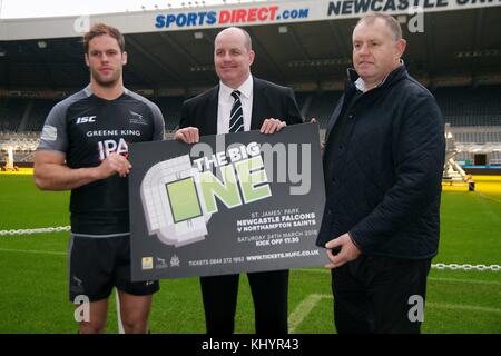 Newcastle upon Tyne, England, 21. November 2017 Welch, Kapitän, Mick Hogan, Geschäftsführer und Dean Richards, Direktor von Rugby, Newcastle falcons Pitch Seite im St James Park während der Pressekonferenz das grosse zu verkünden, ein Tag der Rugby, Northumbria University, Newcastle University von Newcastle Falcons gegen die Northampton Saints im Aviva premiership im St James Park im März 2018 folgten. Credit: Colin Edwards/alamy Leben Nachrichten. Stockfoto