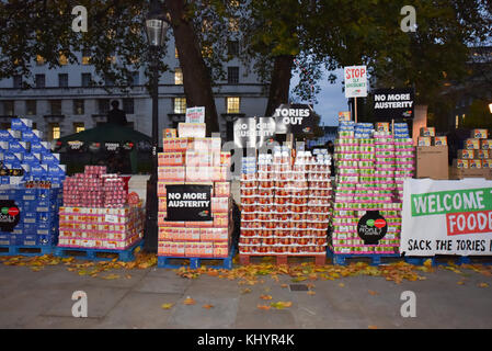 Whitehall, London, Großbritannien. November 2017. Die Volksversammlung gegen Sparmaßnahmen, Protest am Haushaltstag gegenüber der Downing Street. Quelle: Matthew Chattle/Alamy Live News Stockfoto