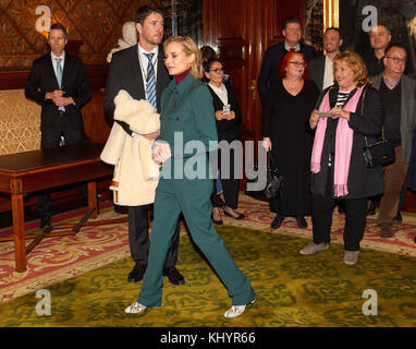 Hamburg, Deutschland. November 2017. Die Hollywood-Schauspielerin Diane Kruger kommt am 21. November 2017 im Rathaus von Hamburg an. Kruger unterzeichnete das Goldene Besucherbuch der Stadt Hamburg. Quelle: Georg Wendt/dpa/Alamy Live News Stockfoto