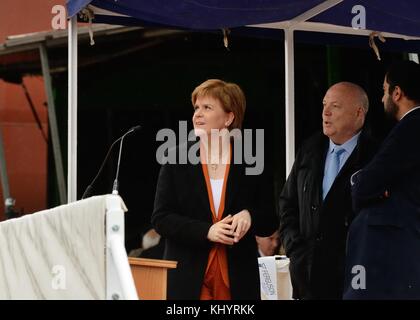 Port Glasgow, Schottland, Großbritannien. November 2017. Erste Ministerin, Nicola Sturgeon, startet die Autofähre von Glen Sannox auf dem Fluss Clyde bei Ferguson's in Port Glasgow, während Jim McCall und Humza Yousaf zusehen. Stockfoto