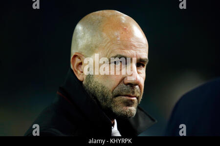 Dortmund, Deutschland. November 2017. Dortmunds Trainer Peter Bosz gibt ein Interview vor dem Champions-League-Spiel zwischen Borussia Dortmund und Tottenham Hotspur im Signal Iduna Park in Dortmund am 21. November 2017. Quelle: INA Fassbender/dpa/Alamy Live News Stockfoto