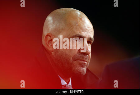 Dortmunds Trainer Peter Bosz gibt ein Interview vor dem Champions-League-Spiel zwischen Borussia Dortmund und Tottenham Hotspur im Signal Iduna Park in Dortmund am 21. November 2017. Foto: INA Fassbender/dpa Stockfoto