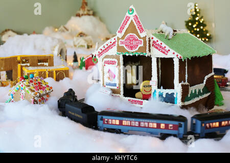 Minneapolis, Minnesota, USA. 21. November 2017. Eine Anzeige der Einträge in der lebkuchenhaus Gebäude Wettbewerb, in Norwegen Haus in Minneapolis, Minnesota. Copyright Gina Kelly/Alamy leben Nachrichten Stockfoto