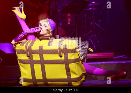 Edinburgh, Großbritannien. 21 Nov, 2017. Drücken Sie Anruf von "La Clique Keine 'l' während des Edinburgh Weihnachten im Festival Square Spiegeltent, der Lothian Road. Im Bild: Lea Koffer durchgeführt wird. Credit: Pako Mera/Alamy leben Nachrichten Stockfoto