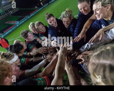 Twickenham, Großbritannien. November 2017. Happy Faces am Ende der Post-Match-Runde, England Women gegen Kanada in einem Autumn International Match in the Stoop, Twickenham, London, England, am 21. November 2017 Endrunde 49-12 Credit: Lissy Tomlinson/Alamy Live News Stockfoto