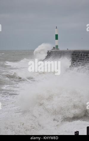 Aberystwyth Wales uk, Mittwoch, 22 November 2017 uk Wetter: Hochwasser und starke Winde, mit Böen bis zu 50 mph, kombinieren Sie Wellen zu bringen, stürzt ins Meer und Promenade am frühen Morgen in Aberystwyth, auf der Cardigan Bay Küste von West Wales. Die Met Office hat eine gelbe Warnmeldung für Wind für viel von England und Wales für den gesamten Tag ausgestellt, mit Verzögerungen zu Straße, Schiene, Luft- und Fährverkehr wahrscheinlich während andauernder Regen, gelegentlich schwer, sich auf die schwierige Reisebedingungen Foto hinzufügen: Keith Morris/alamy leben Nachrichten Stockfoto