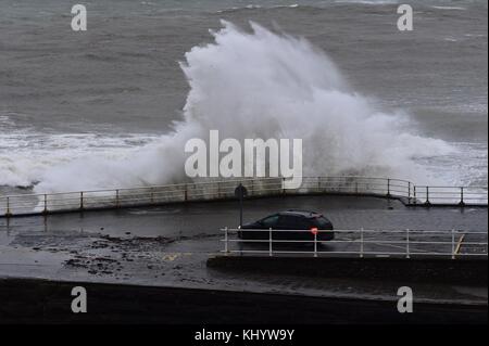 Aberystwyth Wales Großbritannien, Mittwoch 22. November 2017 Großbritannien Wetter: Hohe Tiden und starke Winde, die bis zu 50 km/h stürmen, bringen am frühen Morgen in Aberystwyth, an der Küste der Cardigan Bay im Westen von wales, Wellen in die Verteidigung und die Promenade. Das Met Office hat für einen Großteil von England und Wales den ganzen Tag lang eine gelbe Warnung vor Wind ausgegeben, wobei Verzögerungen beim Transport auf der Straße, der Schiene, der Luft und der Fähre zu erwarten sind, während gelegentlich heftige Regenfälle die schwierigen Reisebedingungen noch zusätzlich erhöhen werden. Foto: Keith Morris/Alamy Live News Stockfoto