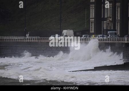 Aberystwyth Wales uk, Mittwoch, 22 November 2017 uk Wetter: Hochwasser und starke Winde, mit Böen bis zu 50 mph, kombinieren Sie Wellen zu bringen, stürzt ins Meer und Promenade am frühen Morgen in Aberystwyth, auf der Cardigan Bay Küste von West Wales. Die Met Office hat eine gelbe Warnmeldung für Wind für viel von England und Wales für den gesamten Tag ausgestellt, mit Verzögerungen zu Straße, Schiene, Luft- und Fährverkehr wahrscheinlich während andauernder Regen, gelegentlich schwer, sich auf die schwierige Reisebedingungen Foto © Keith Morris/alamy Leben Nachrichten hinzufügen Stockfoto