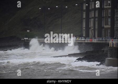 Aberystwyth Wales UK, Mittwoch, 22. November 2017 UK Wetter: Fluten und starke Winde mit einer Geschwindigkeit von bis zu 50 km/h bringen zusammen Wellen, die am frühen Morgen in Aberystwyth, an der Küste von Cardigan Bay in westwales, in die Küstenabwehr und die Promenade stürzen. Das Met Office hat den ganzen Tag über eine gelbe Warnung vor Wind für einen Großteil Englands und Wales ausgegeben, wobei Verzögerungen beim Transport auf der Straße, der Schiene, der Luft und der Fähre zu erwarten sind, während Regenausbrüche, gelegentlich stark, wird die schwierigen Reisebedingungen noch verstärken, Foto © Keith Morris / Alamy Live News Stockfoto