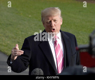 US-Präsident Donald J. Trump spricht vor seiner Abreise nach Mar-A-Lago, wo er am Dienstag, den 21. November 2017, die Erntedankfeiertage verbringen wird, mit den Medien auf dem Südrasen des Weißen Hauses in Washington, DC. Quelle: Ron Sachs/CNP - KEIN KABELSERVICE - Foto: Ron Sachs/Consolidated News Photos/Ron Sachs - CNP Stockfoto