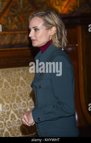 Hamburg, Deutschland. November 2017. Diane Kruger Schauspielerin schreibt im Goldenen Buch der Freien und Hansestadt Hamburg am Dienstag, 21. November 2017 im Rathaus in Hamburg | Verwendung weltweit Credit: dpa/Alamy Live News Stockfoto