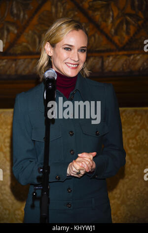 Hamburg, Deutschland. November 2017. Diane Kruger Schauspielerin schreibt im Goldenen Buch der Freien und Hansestadt Hamburg am Dienstag, 21. November 2017 im Rathaus in Hamburg | Verwendung weltweit Credit: dpa/Alamy Live News Stockfoto