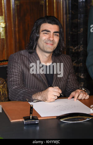 Hamburg, Deutschland. November 2017. Fatih Akin Regisseur schreibt im Goldenen Buch der Freien und Hansestadt Hamburg am Dienstag, 21. November 2017 im Rathaus in Hamburg | Verwendung weltweit Credit: dpa/Alamy Live News Stockfoto