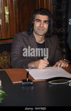 Hamburg, Deutschland. November 2017. Fatih Akin Regisseur schreibt im Goldenen Buch der Freien und Hansestadt Hamburg am Dienstag, 21. November 2017 im Rathaus in Hamburg | Verwendung weltweit Credit: dpa/Alamy Live News Stockfoto