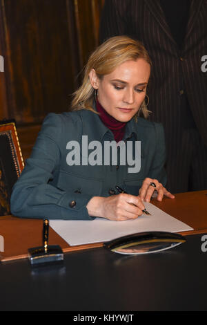 Hamburg, Deutschland. November 2017. Diane Kruger Schauspielerin schreibt im Goldenen Buch der Freien und Hansestadt Hamburg am Dienstag, 21. November 2017 im Rathaus in Hamburg | Verwendung weltweit Credit: dpa/Alamy Live News Stockfoto