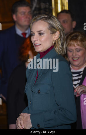 Hamburg, Deutschland. November 2017. Diane Kruger Schauspielerin schreibt im Goldenen Buch der Freien und Hansestadt Hamburg am Dienstag, 21. November 2017 im Rathaus in Hamburg | Verwendung weltweit Credit: dpa/Alamy Live News Stockfoto