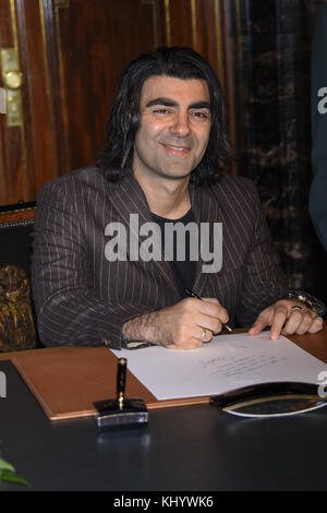 Hamburg, Deutschland. November 2017. Fatih Akin Regisseur schreibt im Goldenen Buch der Freien und Hansestadt Hamburg am Dienstag, 21. November 2017 im Rathaus in Hamburg | Verwendung weltweit Credit: dpa/Alamy Live News Stockfoto