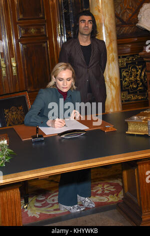 Hamburg, Deutschland. November 2017. Diane Kruger und Fatih Akin Schauspielerin und Regisseurin schreiben im Goldenen Buch der Freien und Hansestadt Hamburg am Dienstag, 21. November 2017 in Hamburg im Rathaus | Verwendung weltweit Credit: dpa/Alamy Live News Stockfoto