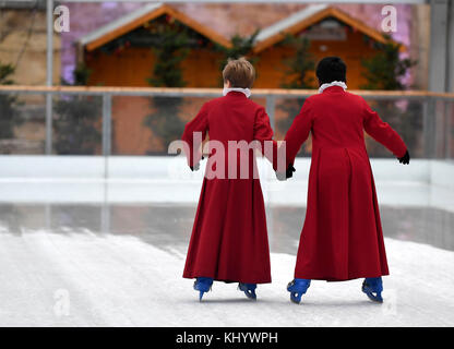 Chorknaben Schlittschuhlaufen auf der Eisbahn in der Kathedrale von Winchester, Hampshire, uk Credit: finnbarr Webster/alamy leben Nachrichten Stockfoto