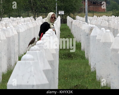 Srebrenica, Bosnien-Herzegowina. Juni 2015. Friedhof am Völkermord-Denkmal in Srebrenica, Bosnien-Herzegowina, 19. Juni 2015. Credit: Thomas Brey/dpa | weltweite Nutzung/dpa/Alamy Live News Stockfoto