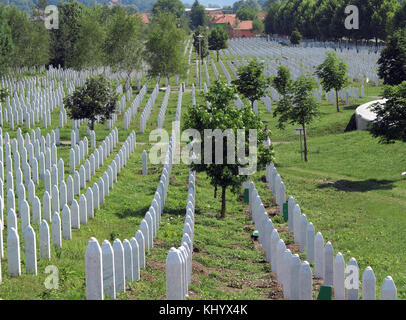 Srebrenica, Bosnien-Herzegowina. Juni 2015. Friedhof am Völkermord-Denkmal in Srebrenica, Bosnien-Herzegowina, 19. Juni 2015. Credit: Thomas Brey/dpa | weltweite Nutzung/dpa/Alamy Live News Stockfoto