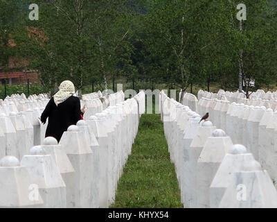 Srebrenica, Bosnien-Herzegowina. Juni 2015. Friedhof am Völkermord-Denkmal in Srebrenica, Bosnien-Herzegowina, 19. Juni 2015. Credit: Thomas Brey/dpa | weltweite Nutzung/dpa/Alamy Live News Stockfoto