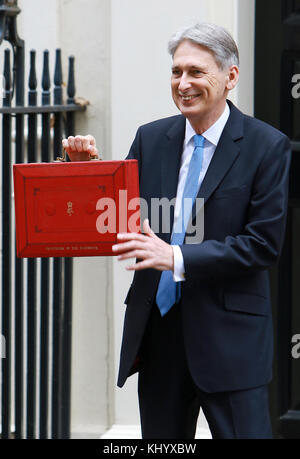 London, Großbritannien. 22 Nov, 2017. Philip Hammond den Haushalt Aktenkoffer vor seinem Herbst Haushalt liefern am 22. November 2017 außerhalb 11 Downing Street, London, UK. Dadurch wird der erste Herbst Budget im Einklang mit der neuen Schatzkammer Zeitplan und die erste seit 1996. Credit: tejas Sandhu/alamy leben Nachrichten Stockfoto