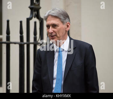 Downing Street, London, Großbritannien. November 2017. Schatzkanzler Philip Hammond verlässt die 11 Downing Street, um dem Parlament sein Herbstbudget vorzustellen. Kredit: Malcolm Park/Alamy Live News. Stockfoto