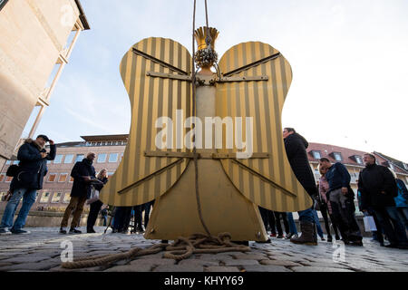 Nürnberg, Deutschland. November 2017. Der restaurierte Lametta-Engel „Baerbel“ wird am Eingang des Christkindlesmarktes in Nürnberg am 22. November 2017 befestigt. Insgesamt wurden drei Lametta-Engel in etwa sechs Monaten vollständig restauriert. Vermerk: Daniel Karmann/dpa/Alamy Live News Stockfoto