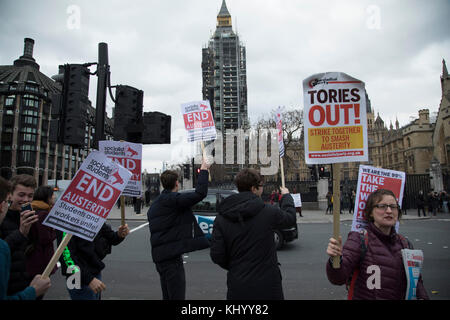 London, Großbritannien. November 2017. Studentendemonstrationen protestieren in Westminster am Budget Day am 22. November 2017 in London, England, Vereinigtes Königreich. Während die Tories ihren Herbsthaushalt vorlegen, bringen die Demonstranten ihre Ansichten außerhalb des Parlaments zum Ausdruck. Quelle: Michael Kemp/Alamy Live News Stockfoto