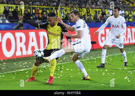 Dortmund, Deutschland. November 2017. Von links nach rechts Gonzalo Castro (BVB), Jan Vertonghen (Tottenham), Dele Alli (Tottenham). GES./ Fussball/ Champions League: Borussia Dortmund - Tottenham Hotspurs, 21.11.2017 Fußball/Fußball: Champions League: Borussia Dortmund vs Tottenham Hotspurs, Dortmund, 21. November 2017 |Nutzung weltweit Credit: dpa/Alamy Live News Stockfoto