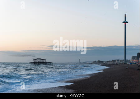 Brighton, East Sussex. 22. November 2017. UK Wetter. Sonnenuntergang am Ende eines milden und sonnigen Tag mit starken Winde an der Küste in Brighton, wo Tausende von Staren Herde und auf einem Display über murmuration Pier von Brighton. Die Vögel haben nach einem Sommer so weit Aways wie Skandinavien zurückgekehrt, und über den Winter in Großbritannien, Schlafen unter Pier von Brighton in der Nacht und Fütterung auf die Abschreibungen und die nahe gelegenen Anbauflächen während des Tages. Credit: Francesca Moore/Alamy leben Nachrichten Stockfoto