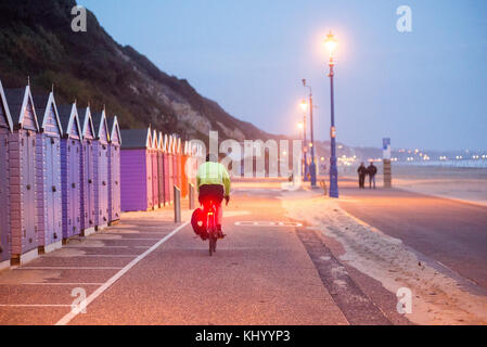 Bournemouth, Dorset, UK, 22.. November 2017, Wetter: Radler auf der Strandpromenade Radweg bei starkem Wind. Stockfoto