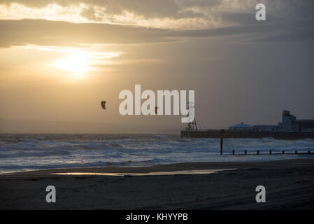 Bournemouth, Dorset, UK, 22.. November 2017, Wetter: Kitesurfer reiten bei starkem Wind auf großen Wellen an der Südküste Englands. Stockfoto