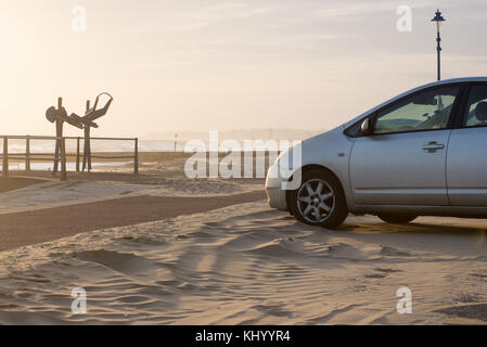 Bournemouth and Boscombe, Dorset, Großbritannien, 22.. November 2017, Wetter: Auf dem Parkplatz an der Promenade wird Sand vom Strand in Drifts geblasen, während starke Winde den Bournemouth-Strand durchdringen. Stockfoto