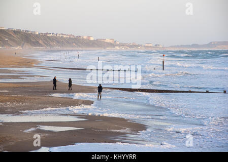 Bournemouth and Boscombe, Dorset, Großbritannien, 22.. November 2017, Wetter: Menschen am Strand, während an diesem Nachmittag große Wellen und starke Winde die Südküste treffen. Stockfoto